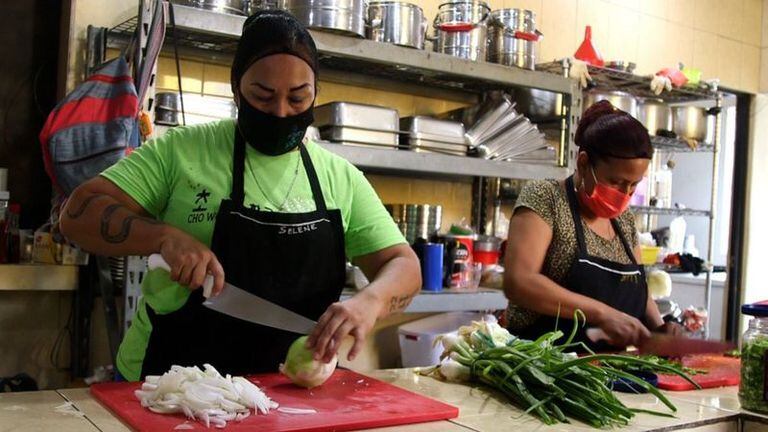 En el restaurante coreano de Pesquería, un grupo de cocineras mexicanas prepara comida coreana
