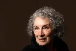 El poema contra la guerra que Margaret Atwood lleva a la Bienal de Venecia
