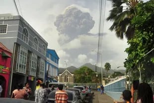 El volcán entró en erupción el viernes, con una segunda explosión más tarde en el día