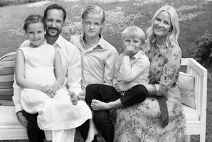 Un posado familiar en junio de 2013, cuando Haakon cumplió 40 años.