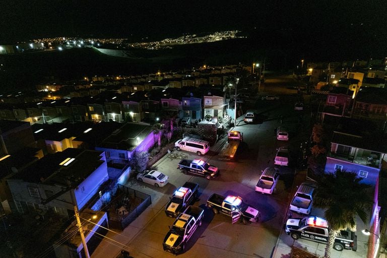 This aerial image taken on January 23, 2022 shows police patrols guarding the crime scene where journalist Lourdes Maldonado was murdered in Santa Fe, outside Tijuana, Baja California, Mexico.  - A journalist was murdered in Tijuana on January 23, 2022, said the local prosecutor's office, the second communicator murdered in less than a week in the Mexican city bordering the United States.  (Photo by Guillermo Arias / AFP)