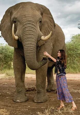 Zaira alimenta a Jabulani, un elefante huérfano que fue criado y devuelto a su hábitat natural. “Pude descubrir lo agradecidos que son y cómo lo demuestran”, dijo. 