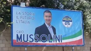 Publicidad de Caio Giulio Cesare Mussolini en una calle de Italia, en 2019