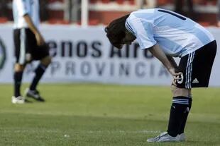 Messi busca oxígeno y explicaciones en 2009, con la mirada clavada en el césped del estadio Siles, después de la caída por 6-1 de la que habló el mundo 