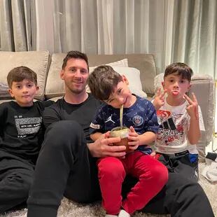 Una de las últimas postales de Messi junto a sus tres hijos