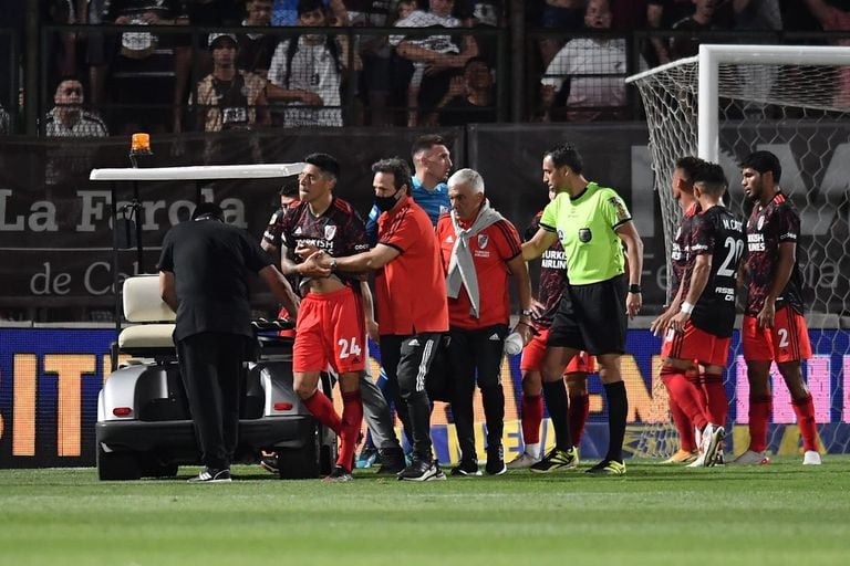 La lesión de Enzo Pérez durante el partido que disputan Platense y River Plate