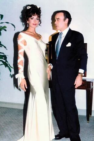 Daniela Cardone selló su amor con Rolando Pisanú el 28 de octubre de 1993, enfundada en un vestido de satén charmeuse color melón con los hombros al descubierto, con mangas que formaban cintas entrelazadas y remataban en un moño.
