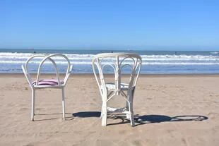 Las dos versiones frente al mar, una silla creada por Miguel Cano (a la derecha), y otra por su nieta, Paz Cano