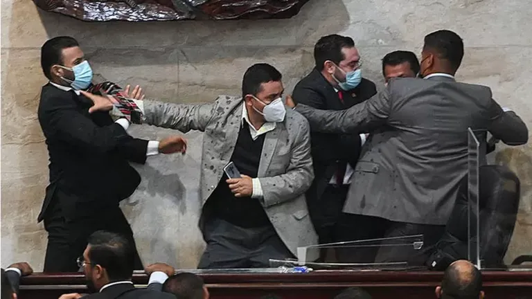 Diputados se agarraron a las piñas en el Congreso de Honduras y la sesión terminó en caos