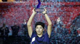 Hyeon Chung, con el trofeo del torneo de Maestros de la Nueva Generación, en 2017