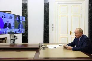 El presidente ruso, Vladimir Putin, preside una reunión sobre temas económicos a través de una videoconferencia en el Kremlin en Moscú el 12 de septiembre de 2022. (Foto de Gavriil Grigorov / SPUTNIK / AFP)