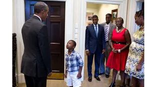 Malik Hall, de cuatro años, saluda al presidente en su despacho el 4 de setiembre de 2015.