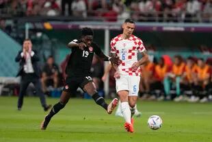 Dejan Lovren (6) controla a Alphonso Davies durante el partido entre Croacia y Canadá, por la etapa de grupos de Qatar 2022.