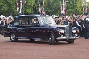 El Rolls-Royce Phantom VI que Isabel II recibió para su Jubileo de Plata en 1977 también es parte de la escudería del nuevo Rey.