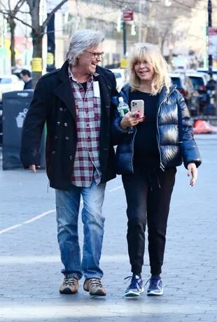 Kurt Russell y Goldie Hawn eligieron celebrar este 14 de febrero con un plan más cultural. Los actores -que llevan más de cuatro décadas juntos- fueron fotografiados muy divertidos, caminando por el Upper West Side de Manhattan luego de recorrer el Museo de Historia Natural