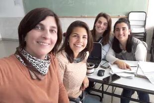 Eliana Ramírez (segunda, de izquierda a derecha) acompañada por sus compañeras Florencia Preli y Candela Larluz, junto a su profesora Betiana 