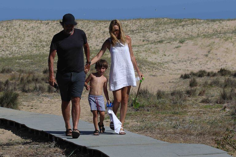 De la mano y sonrientes, Lara Bernasconi y Federico Álvarez Castillo pasearon por José Ignacio en compañía de su hijo, Iñaki