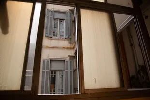 Las ventanas internas se comunican entre sí. Al principio del 1900 diferentes hoteles funcionaban en cada piso, luego Fidel Quinteiro hizo de todo el edificio un único hotel