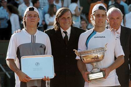 ‎Una foto histórica: Gaudio, campeón de Roland Garros 2004, con el finalista Coria y Guillermo Vilas, el hombre que popularizó el tenis en la Argentina