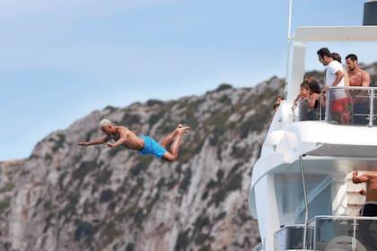 El arquero Keylor Navas se zambulle en el Mediterráneo.