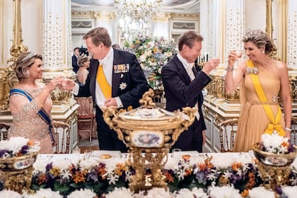 La cena de gala en homenaje a los invitados tuvo lugar en el Gran Palacio Ducal, ocasin en la que los hombres, de frac, lucieron sus distinciones, y las damas brillaron en un duelo haute couture de reinas latinas. Mara Teresa opt por un diseo de Elie Saab que acompa con la tiara Pearl Choker