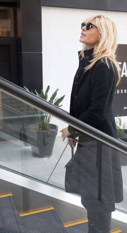 Martes 21, 16 horas. La empresaria sale de una reunión en Möoi, un restaurante ubicado en el complejo Al Río, en Vicente López. Sonrió a la cámara de ¡Hola!, pero evitó hacer declaraciones.