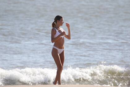Angie Landaburu, la influencer que conquistó el corazón de Tomás Eurnekian, paseó por la orilla y disfrutó de las olas