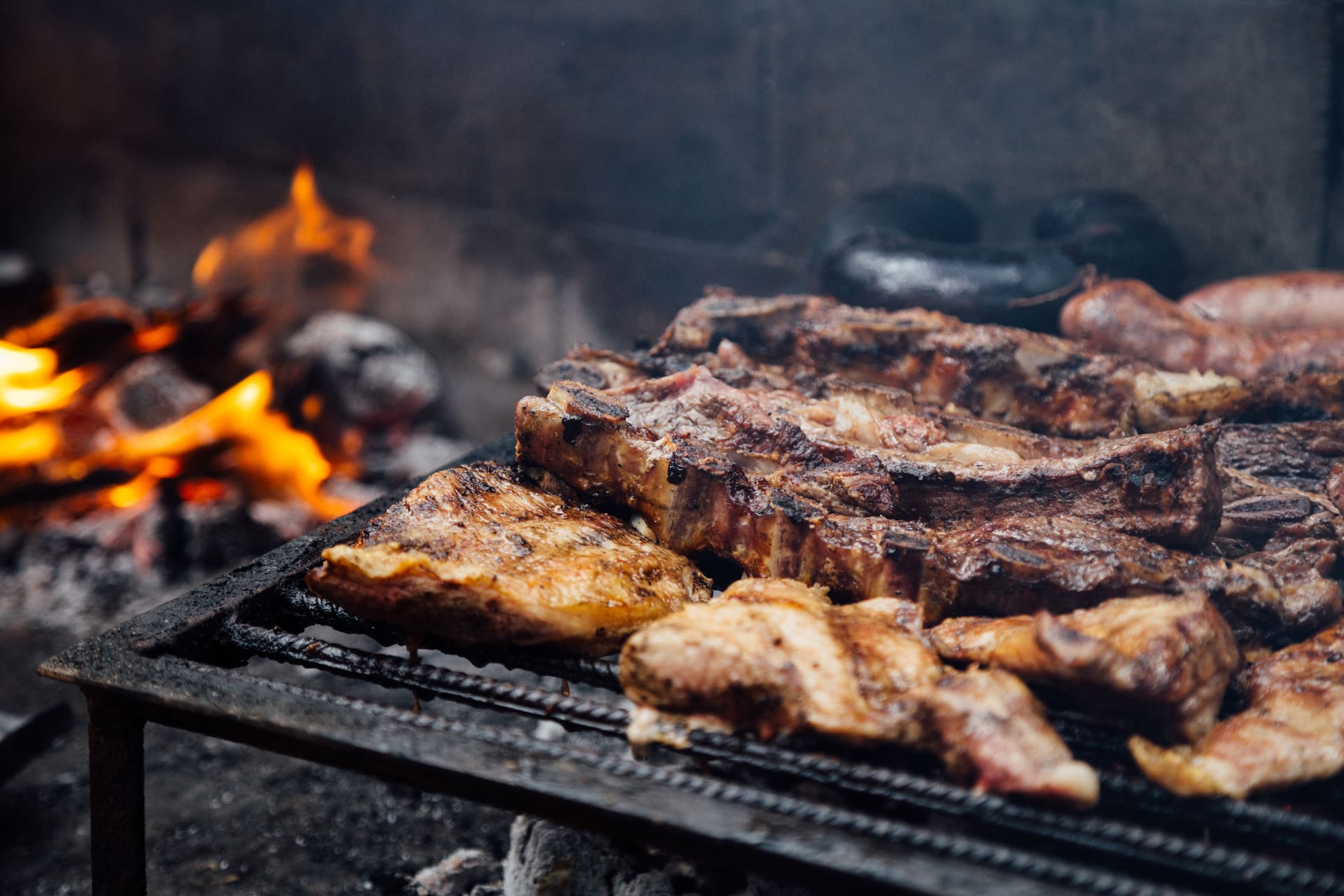 Prender el fuego para el asado: La técnica que no falla y los tres errores que apagan las brasas - Foodit