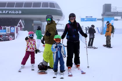 El cordobés junto a su mujer, Victoria Bosch (39), y sus hijos, Sossie (6) y Theo (4), posan con los trajes para la nieve, sin perder el estilo.