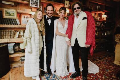 Los novios posaron junto al publicista Ramiro Agulla y su mujer, Delfina Vázquez Maiztequi.