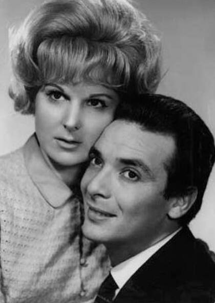 Junto José María Langlais protagonizó Esa dicha que perdimos, radioteatro de Alberto Migré.