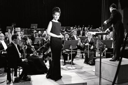 Una imagen de María Callas a los 42 años, en 1965, acompañada por la orquesta nacional ORTF. Entonces, la diva vivía un apasionado romance con el magnate griego Aristóteles Onassis.