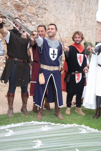 Los amigos y "caballeros" saludaron con sus espadas a los recién casados.