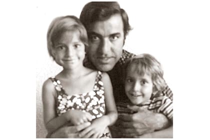 En un retrato blanco y negro con su padre, Faisal Sedki Al-Yassin y su hermano Majid