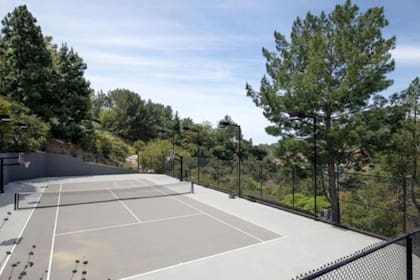 La cancha de tenis está ubicada al lado de numerosos árboles que adornan el sur de Beverly Park