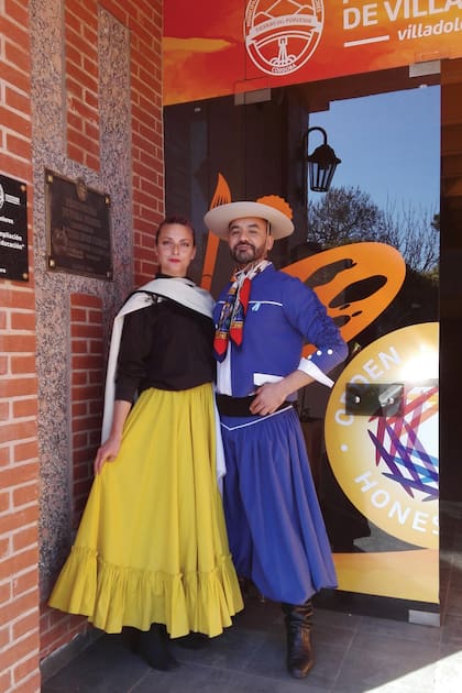 El baile, su gran pasión. En la foto, con su amigo y compañero de folklore, Sergio Gez, director y profesor de la academia Huellas Argentinas