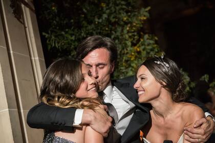 Roberto abraza a las dos mujeres de su vida: Delfina y Pampita