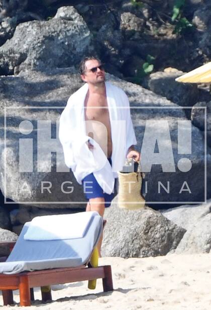 El actor intenta pasar desapercibido al salir de la playa