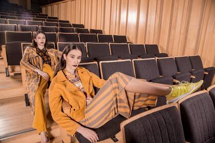 A la derecha: jacket de gamuza (Prüne, $4990), saco y palazzo juaquard (Poty Hernández, $3890 y $3280), camisa de satén (Las Pepas, $3490) y zapatillas neón (Adidas, $5199).