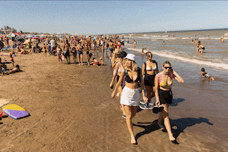 Dilemas de padres ante las primeras vacaciones de los hijos solos