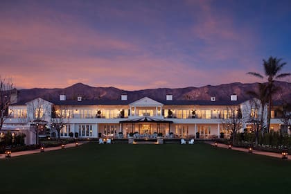 Prácticamente un año después de la boda de su ex con el príncipe Harry en Windosr, Trevor se casó con Tracey Kurland en el lujoso Rosewood Miramar Beach Resort