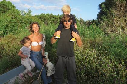 Jimena, Willy y sus hijos aprovecharon el día de sol para recorrer las playas de Ibiza, donde planean quedarse hasta junio. 