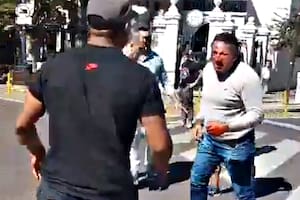 El momento en que dos barrabravas de Gimnasia y Estudiantes se agarraron a la piñas en pleno centro de La Plata