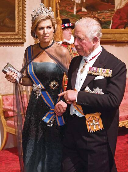Máxima ingresó al Gran Salón de Baile del Palacio de Buckingham junto al príncipe Carlos.