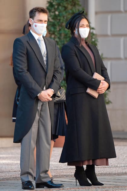 La presencia de Louis Ducruet y Marie Chavallier (vestida de colores oscuros como el resto de las mujeres de la familia) no llenó el vacío que dejó la ausencia de su madre, la princesa Estefanía, y de sus hermanas, Pauline y Camille