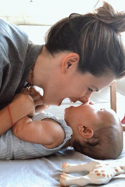 “Fantaseo con ir a un bar y almorzar sola. Pedir algo del menú y que me atiendan. Estoy podrida de cocinar, lavar los platos y poner la mesa”, admite la actriz