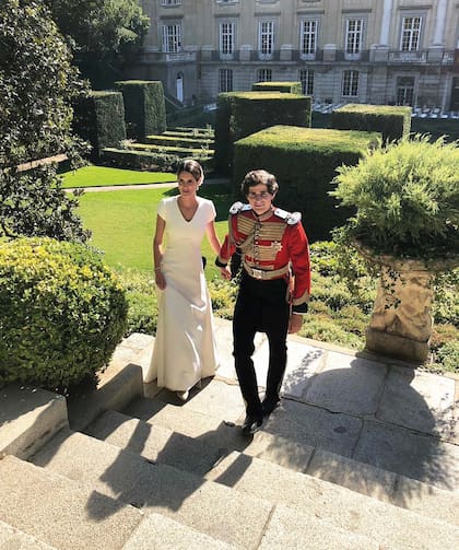 Tras la sesión de fotos, los novios ingresaron en la fiesta.