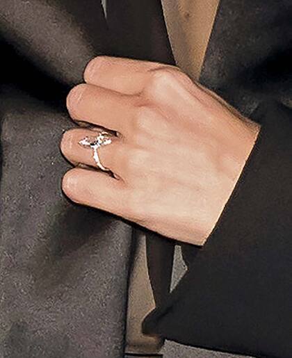 Detalle del fabuloso anillo, con un gran diamante de talla marquesa.