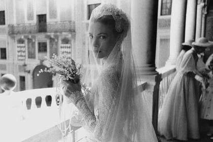 Tanto para la ceremonia civil como para la religiosa, la actriz lució diseños de Helen Rose, vestuarista estrella de MGM. Ambos vestidos fueron regalo de sus jefes en el estudio cinematográfico.