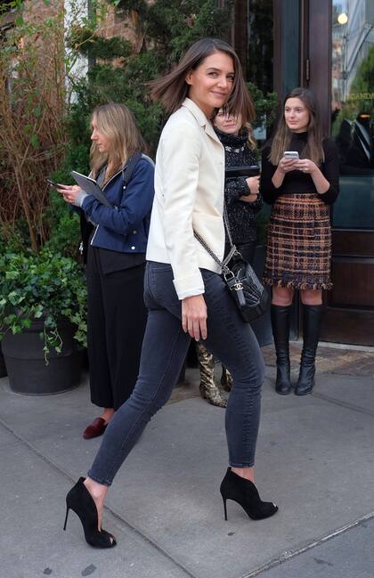 En las alturas: Katie Holmes se atrevió a unos tacos aguja imposibles durante una salida diurna en Nueva York